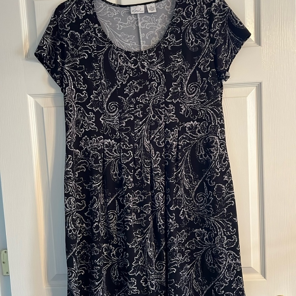 Black and white short sleeve dress